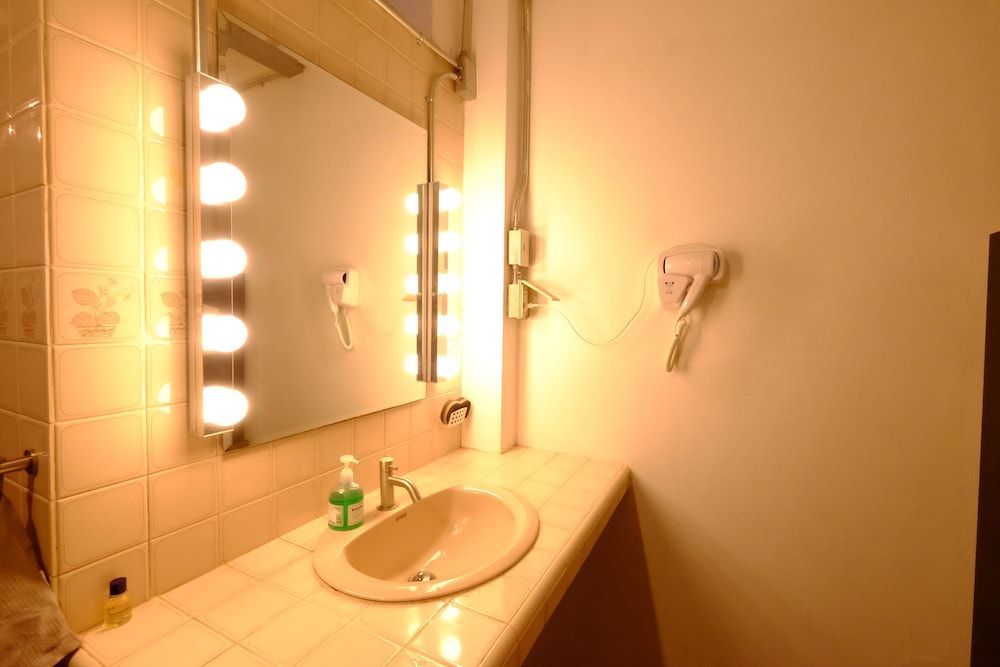 42 Guesthouse Single Room with Shared Bathroom 8