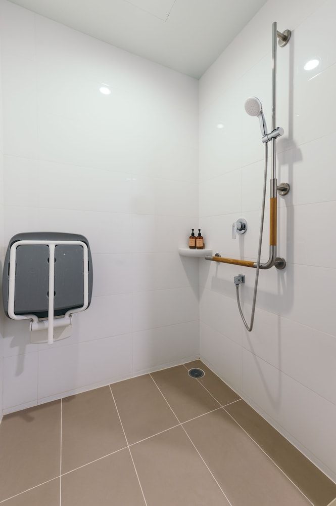 Civilize Hotel Elderly & Wheelchair Accessible Twin Room 3