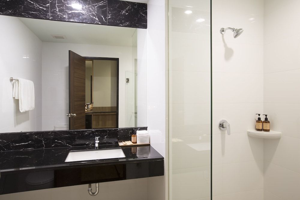 Civilize Hotel Elderly & Wheelchair Accessible Twin Room 5