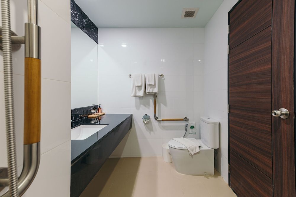 Civilize Hotel Elderly & Wheelchair Accessible Twin Room 4