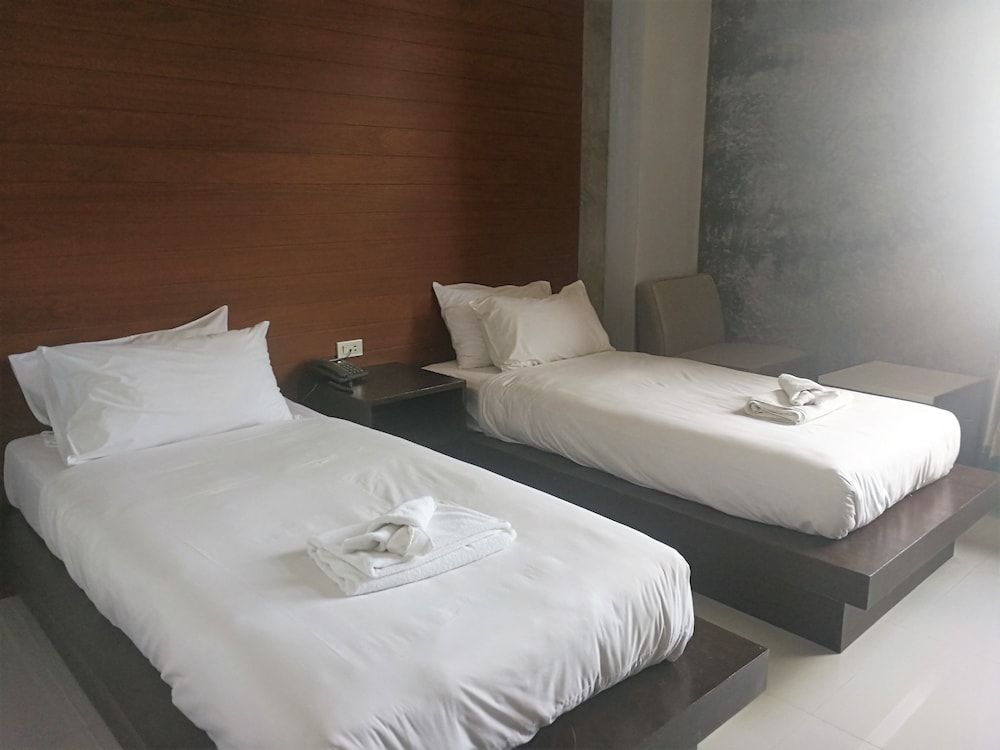 Merdelong Hotel Standard Twin Room 2