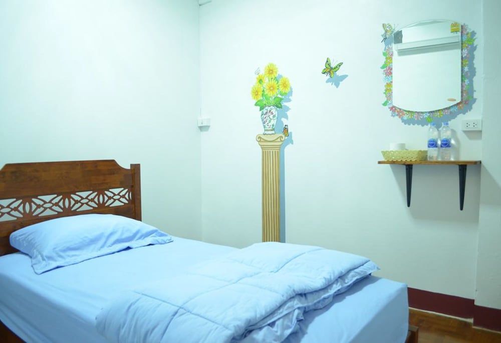 Tukkys Place Standard Twin Room 2