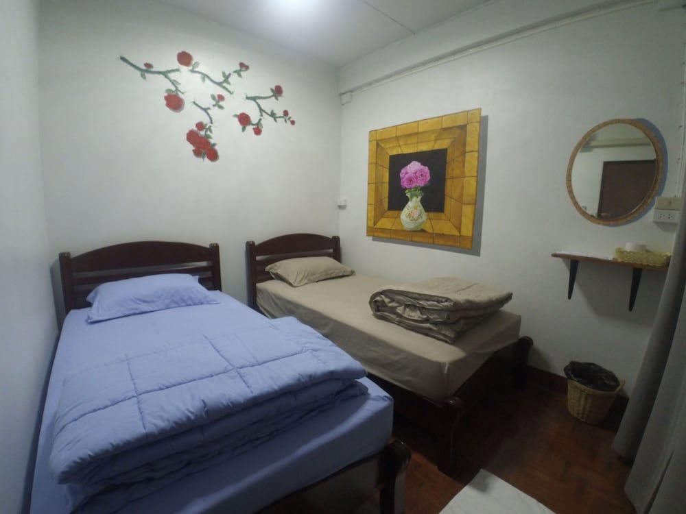 Tukkys Place Standard Twin Room 5