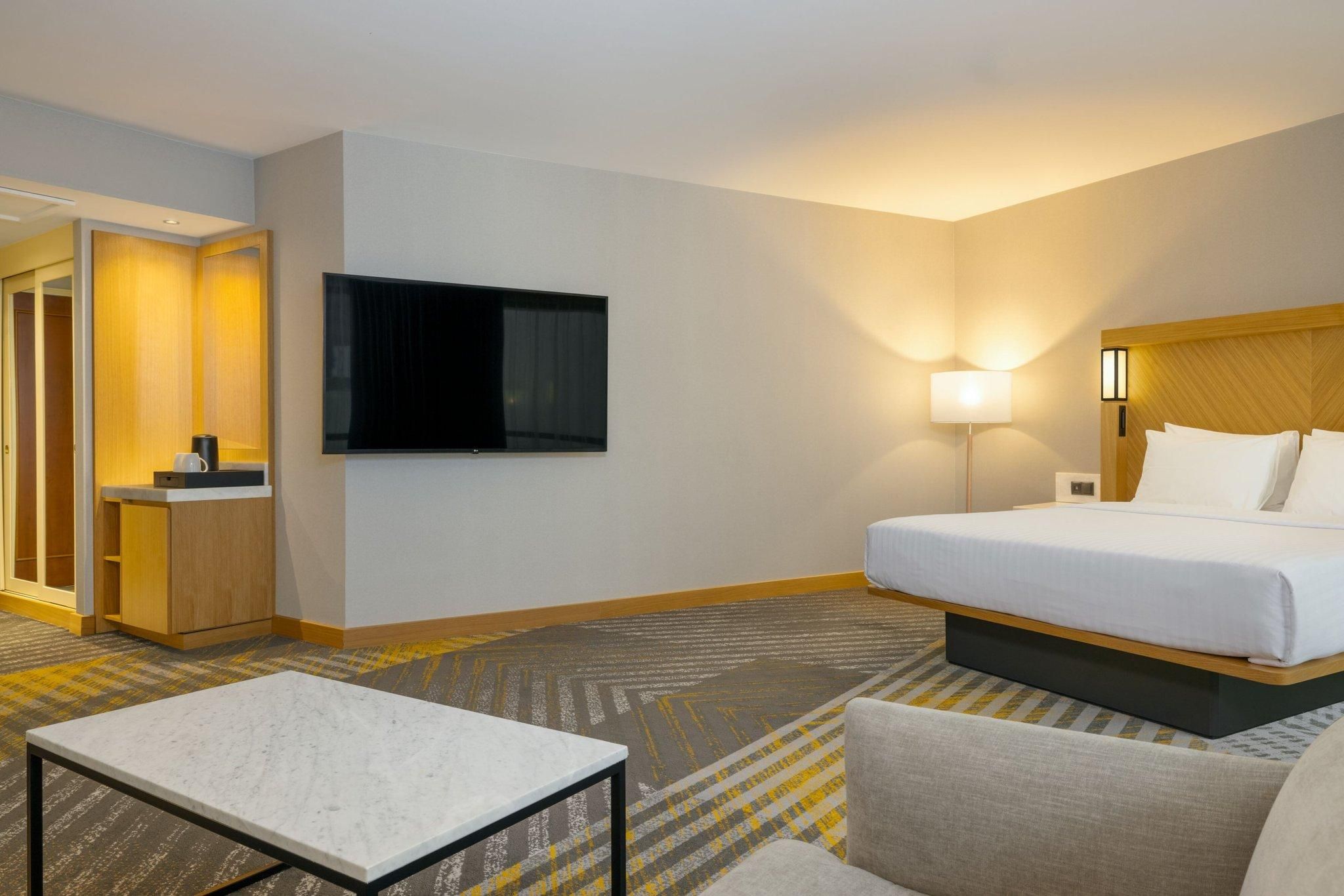 corner king room, larger guest room, 1 king, corner room, pool access