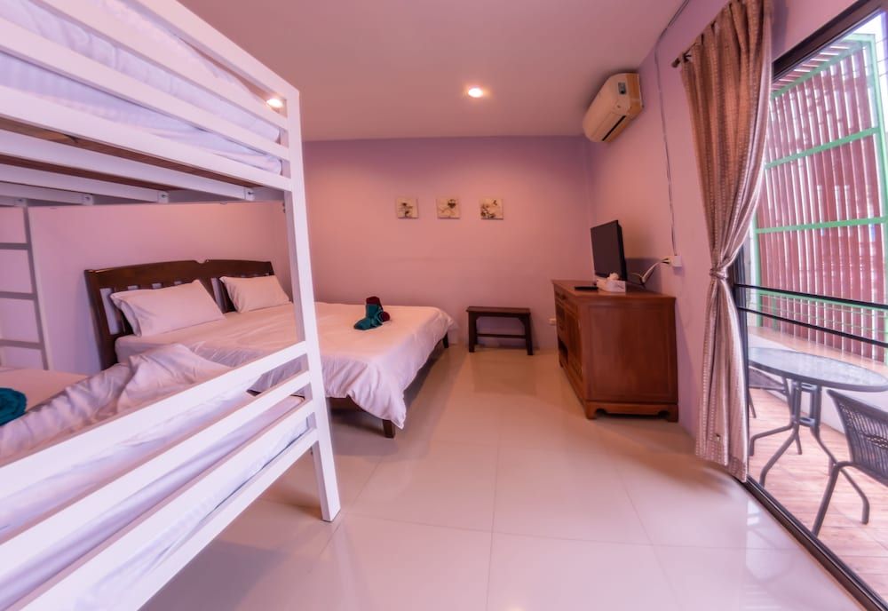 Enrico Hostel Patong Family Room 11