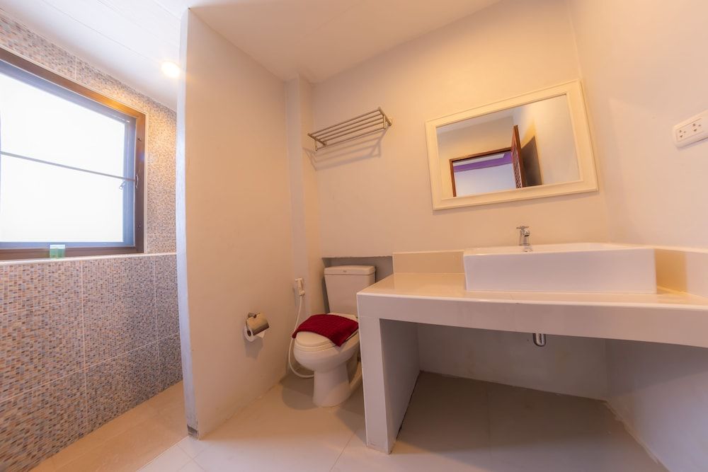 Enrico Hostel Patong Superior Room 10