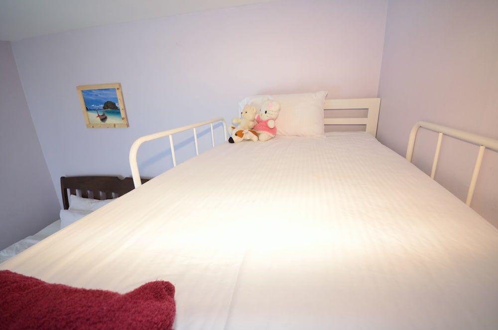 Enrico Hostel Patong Family Room 8