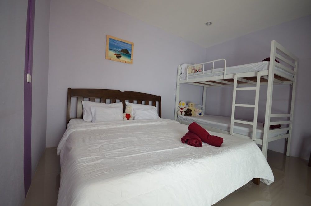 Enrico Hostel Patong Family Room 4