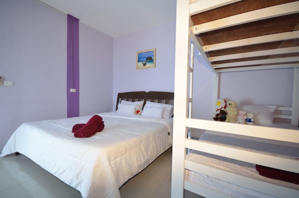 Enrico Hostel Patong Family Room 6