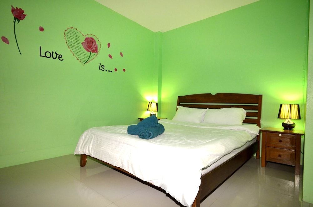 Enrico Hostel Patong Standard Double Room 18