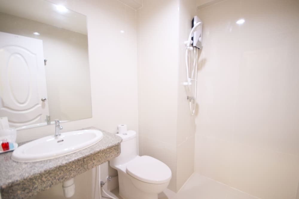 White House Bizotel Superior Twin Room 5