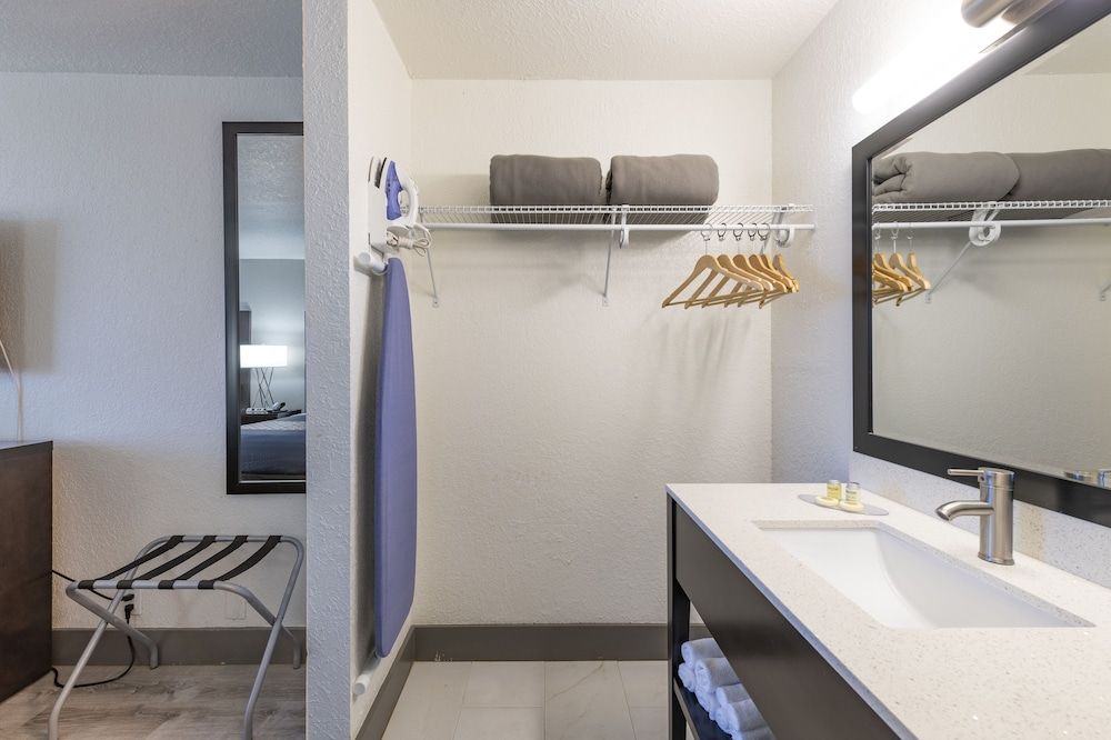 Hotel Monreale Express International Drive Orlando Standard Room, 1 King Bed (Standard King Room) 4