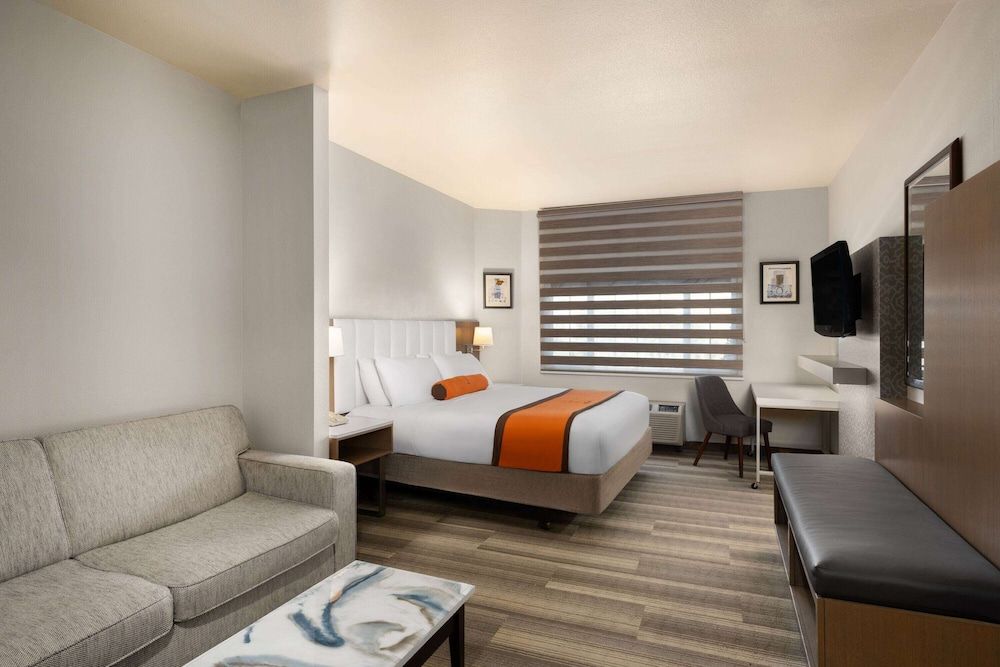Deluxe Room, 1 King Bed, Accessible, Non Smoking (Mobility, Roll-In Shower)