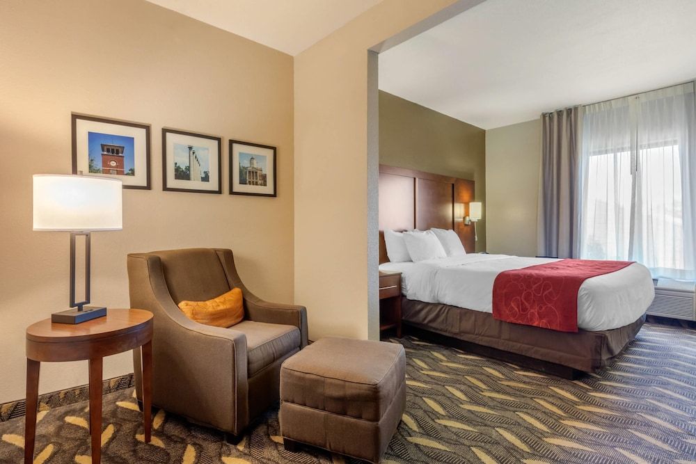 Suite, 1 King Bed, Accessible, Non Smoking