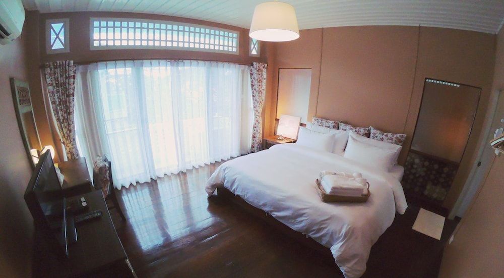 undefined The White Houses 5