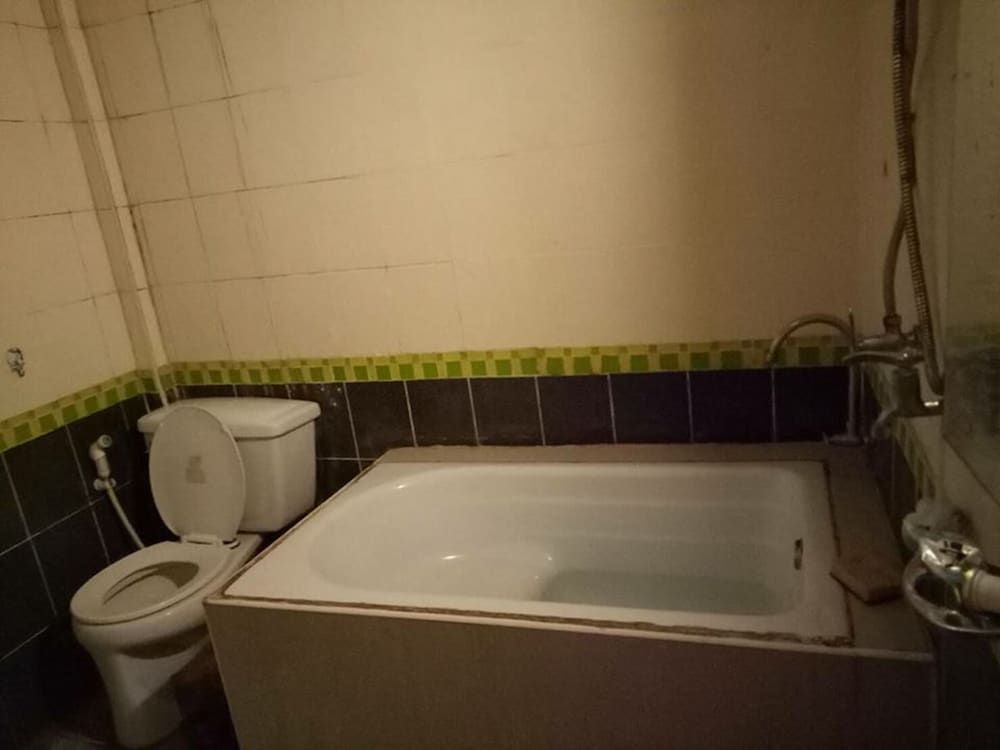 Deep Soaking Bathtub