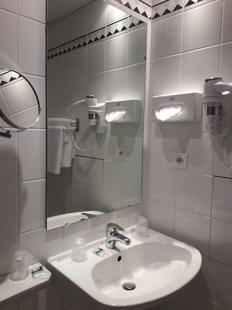 Mercure Lourdes Imperial Triple Room, 3 Twin Beds 9