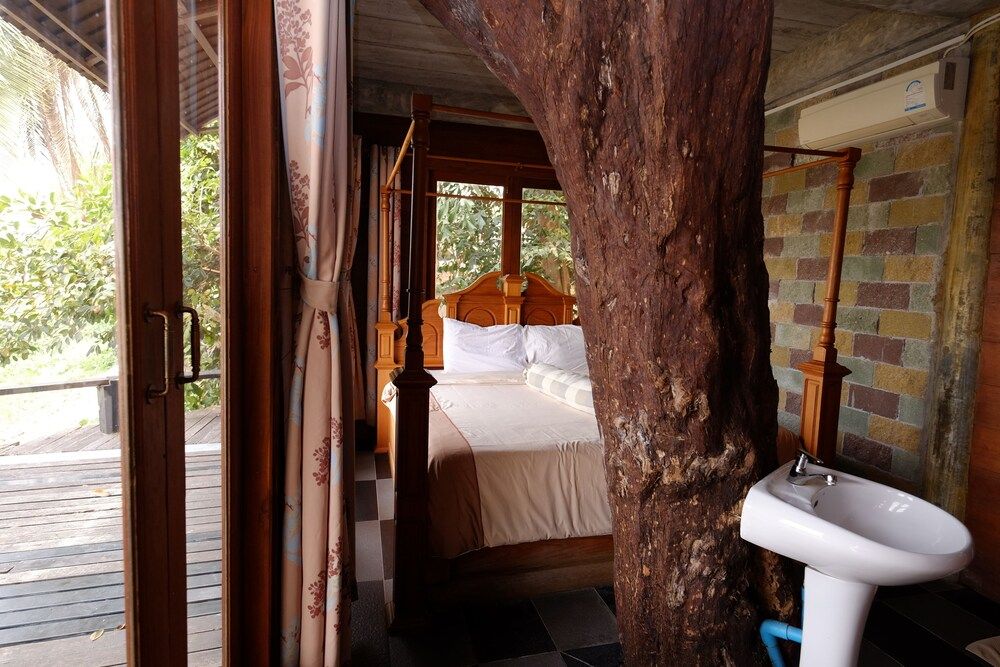 P&P Coffee & Resort Mae Sariang Superior Double Room with River View 11