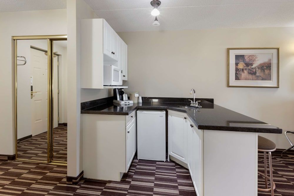 Best Western Plus Orillia Hotel Standard Room, 1 King Bed, Non Smoking, Jetted Tub 4