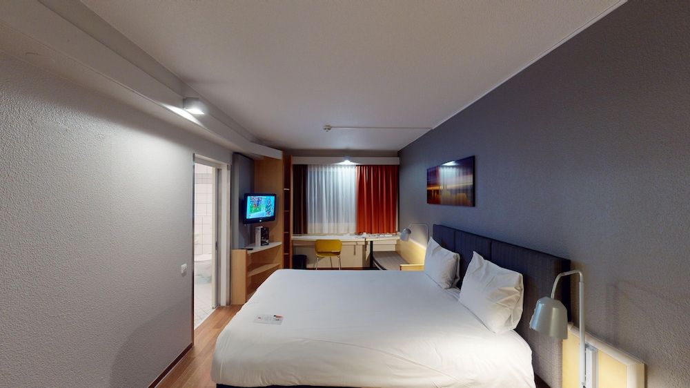 ibis Köln Airport Double Room, 1 Double Bed (New Sleep Easy Concept) 7