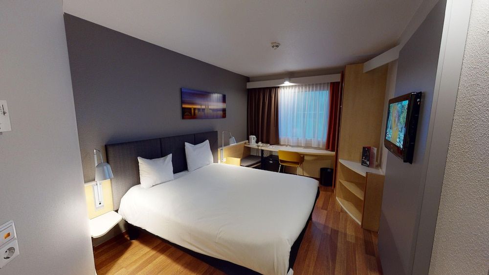 ibis Köln Airport Double Room, 1 Double Bed (New Sleep Easy Concept) 8