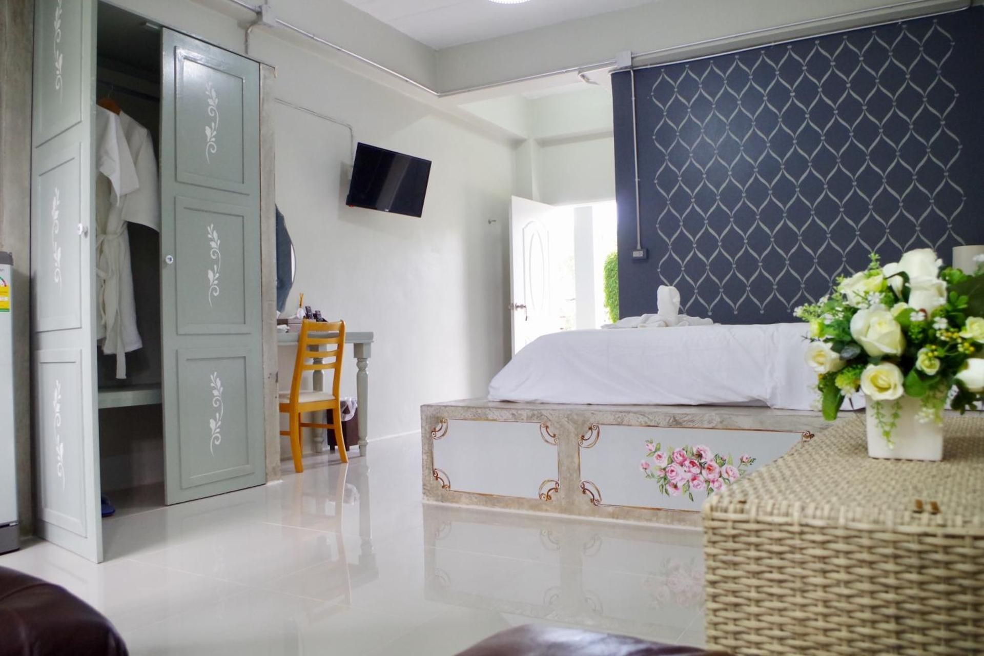 Phuket Nonnita Boutique Resort Deluxe King Room 11