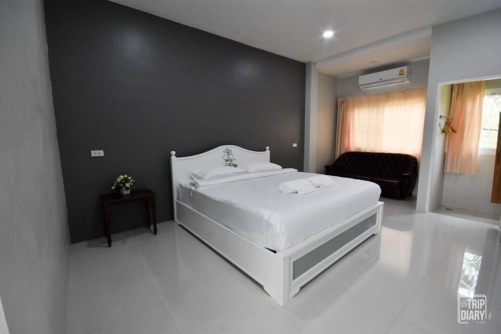 Phuket Nonnita Boutique Resort Deluxe King Room 8