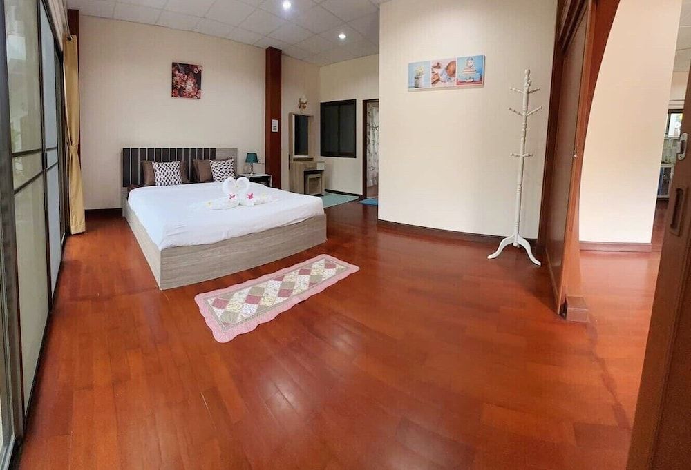 Design Suite, 1 King Bed with Sofa bed
