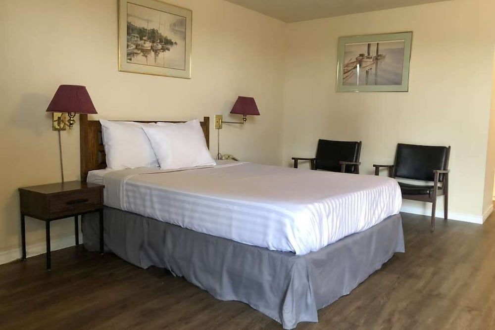 Knights Inn Fort Erie Room, 1 Queen Bed, Non Smoking