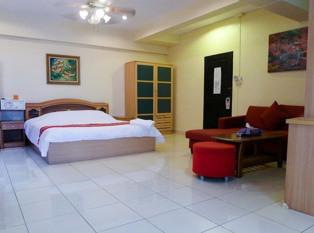 Metro Apartments Superior Double Room (Rear) 7