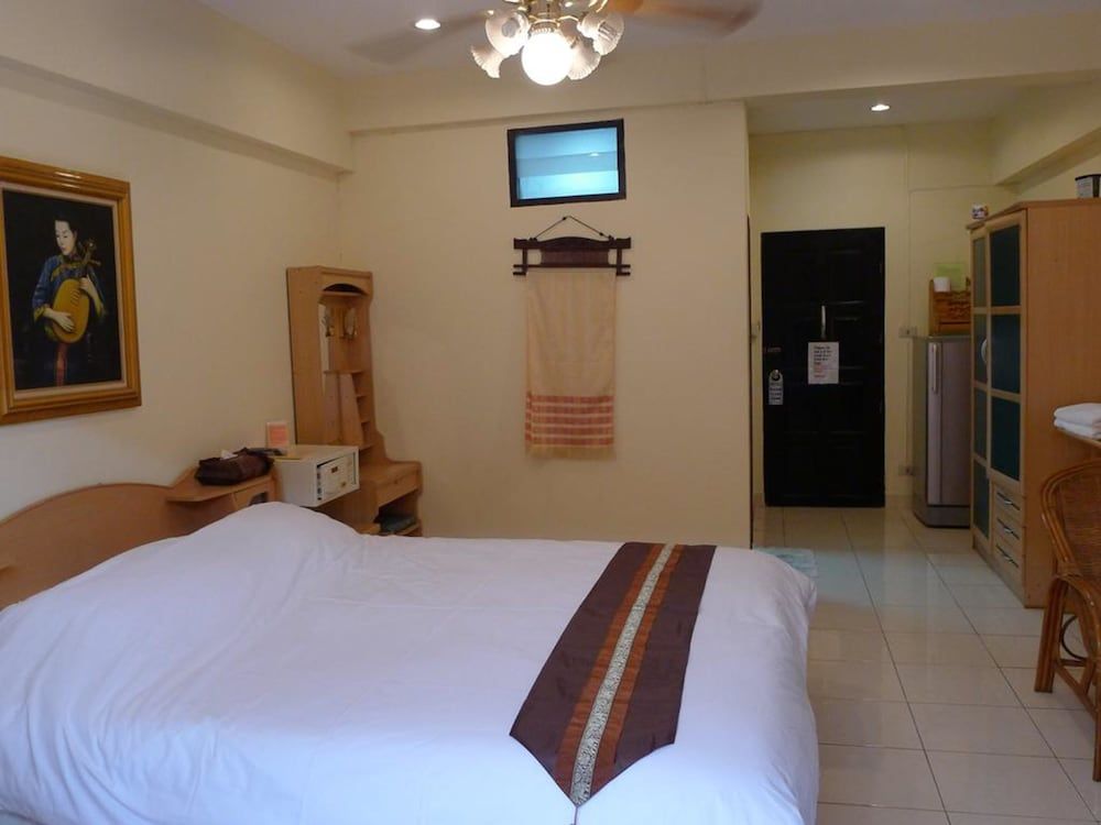 Metro Apartments Standard Double Room 4