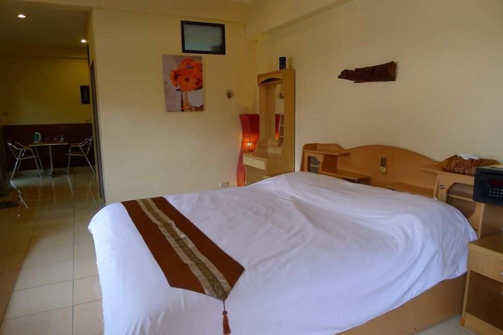 Metro Apartments Standard Double Room 6