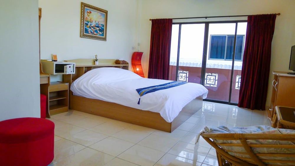 Metro Apartments Superior Double Room (Front) 5