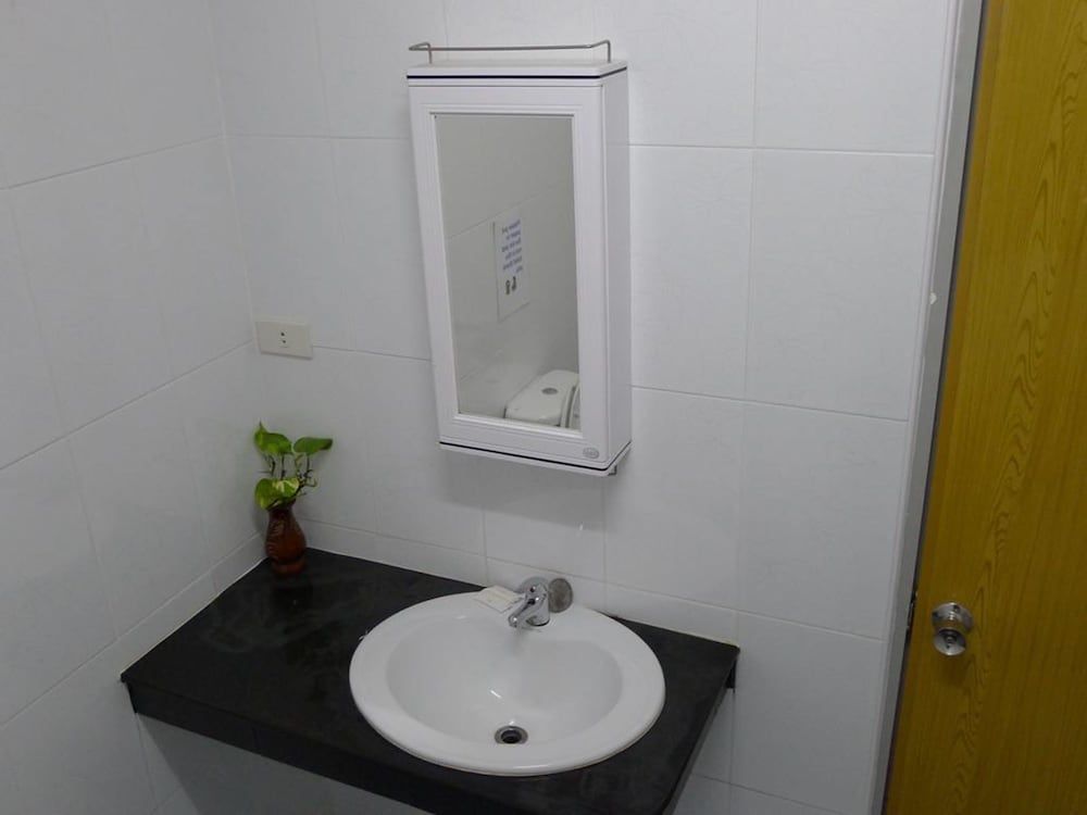 Metro Apartments Standard Double Room 8