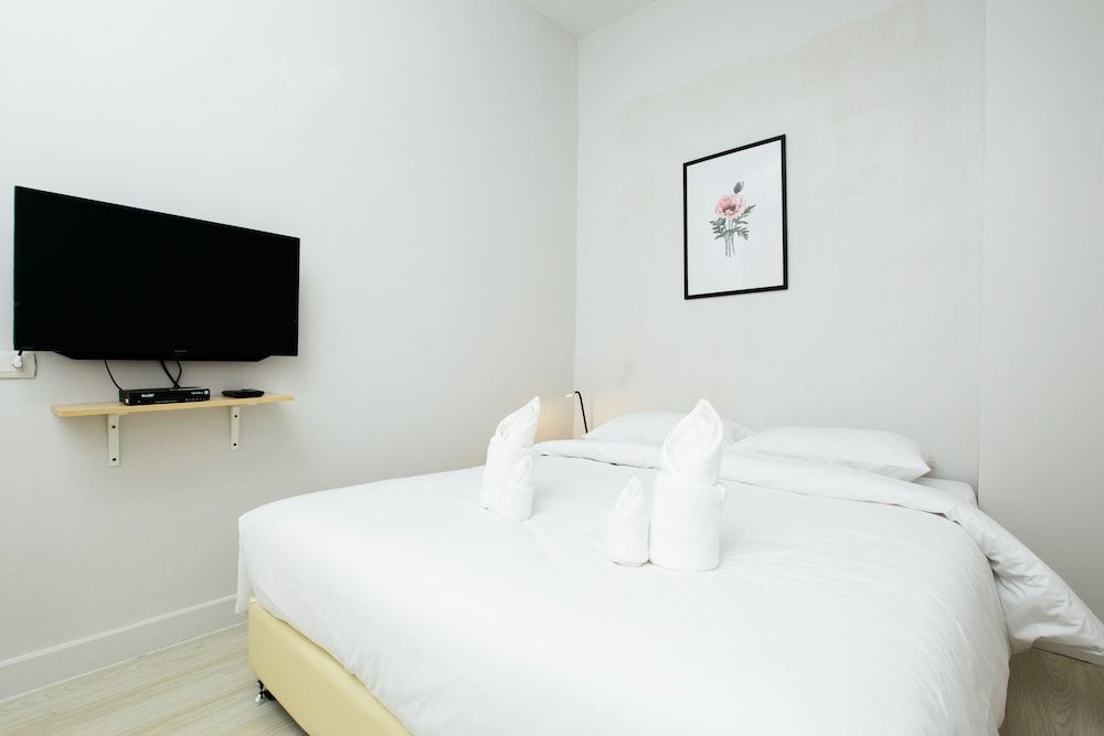 Metro Hotel Superior Queen Room (No Window) 5