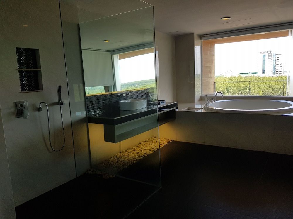 The Vista Hotel Family Suite, 2 Bedrooms, Smoking, Jetted Tub 5