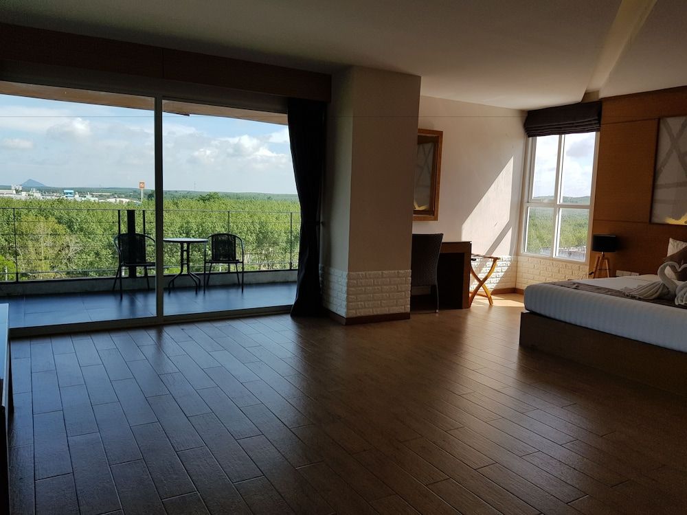 The Vista Hotel Family Suite, 2 Bedrooms, Smoking, Jetted Tub 3