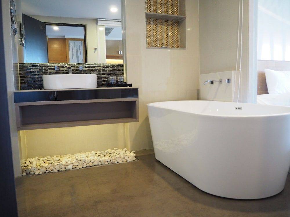 Deep Soaking Bathtub