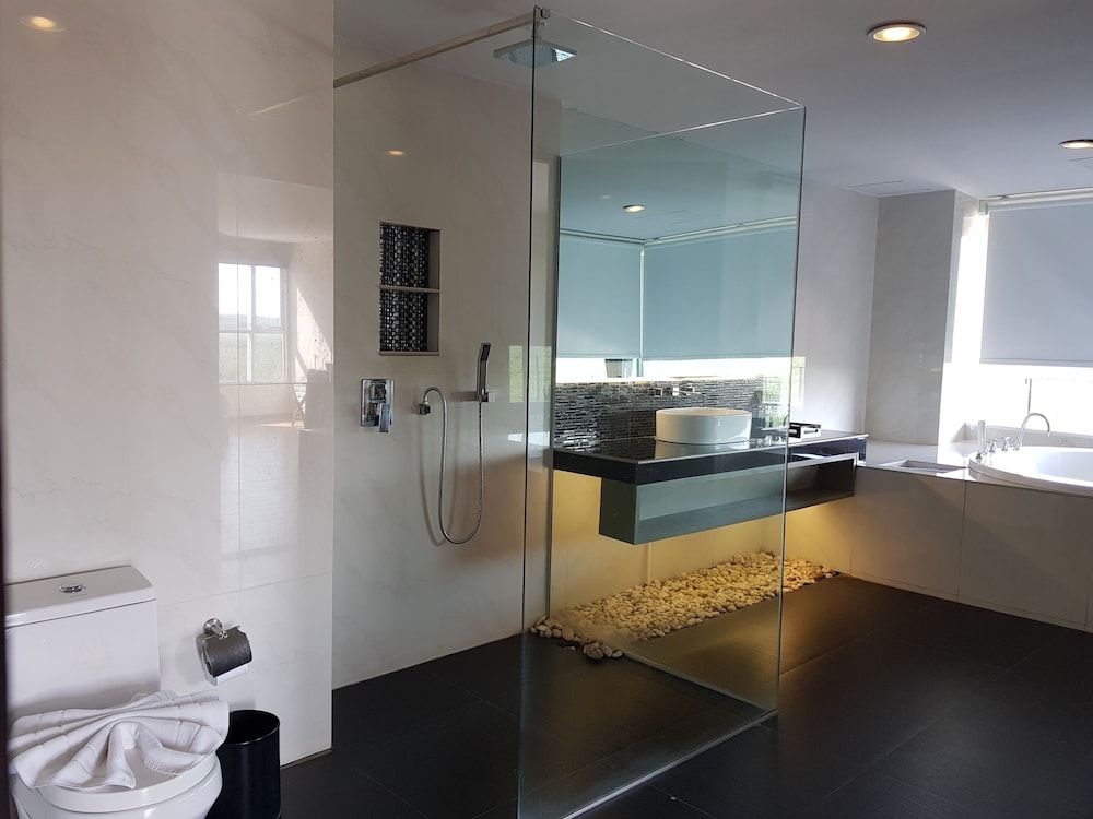 The Vista Hotel Family Suite, 2 Bedrooms, Smoking, Jetted Tub 4