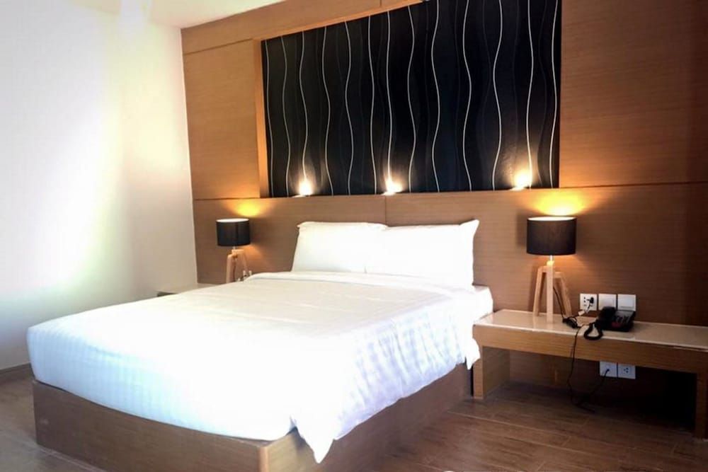 The Vista Hotel Standard Double Room, 1 Queen Bed, Smoking, City View 2