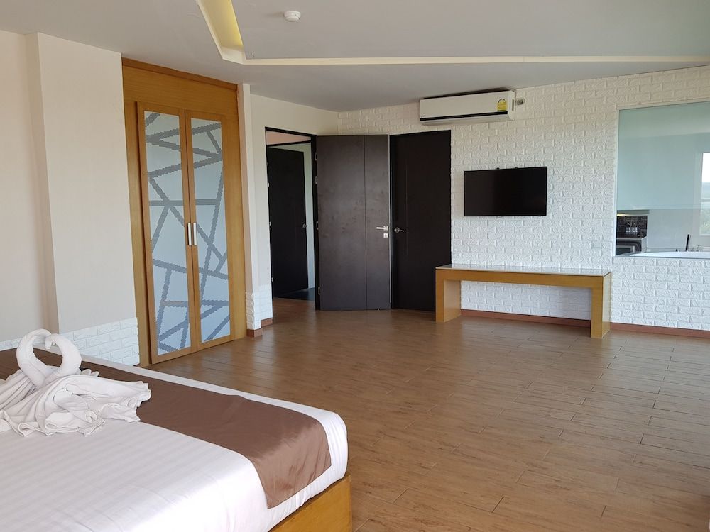 The Vista Hotel Family Suite, 2 Bedrooms, Smoking, Jetted Tub 2