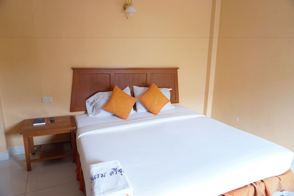 Sri Chumphon Hotel Deluxe Room 2