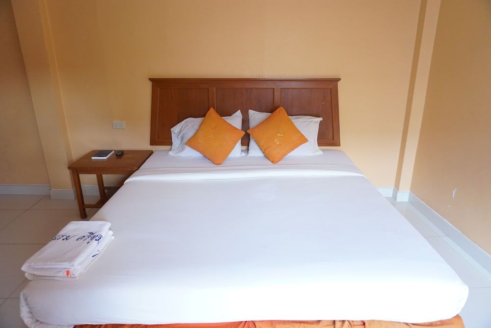 Sri Chumphon Hotel Deluxe Room 3