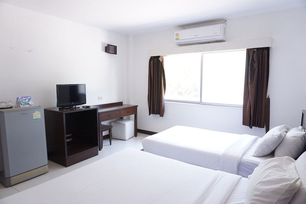 Sri Chumphon Hotel Family Room 4