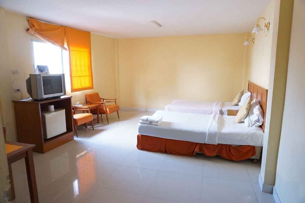 Sri Chumphon Hotel Deluxe Room 6