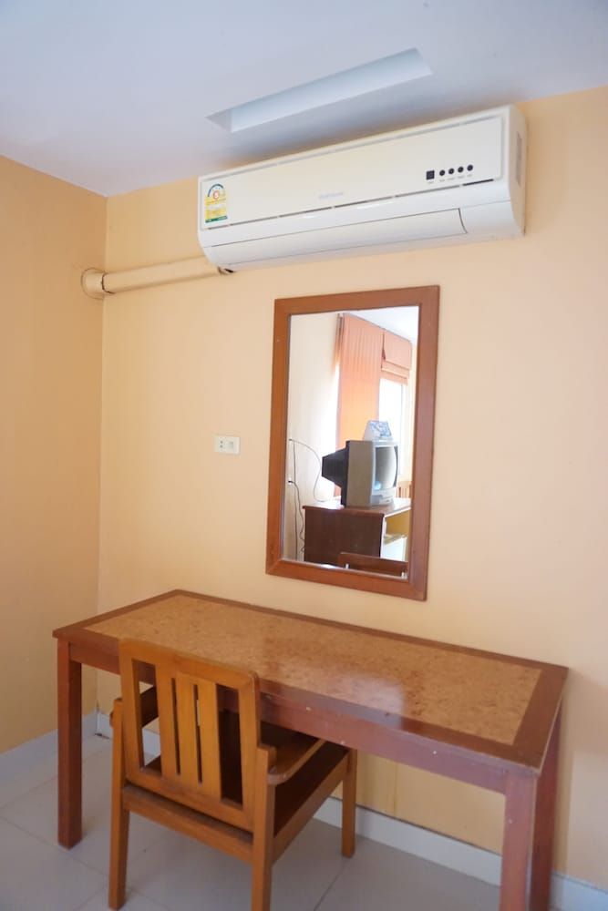 Sri Chumphon Hotel Deluxe Room 9