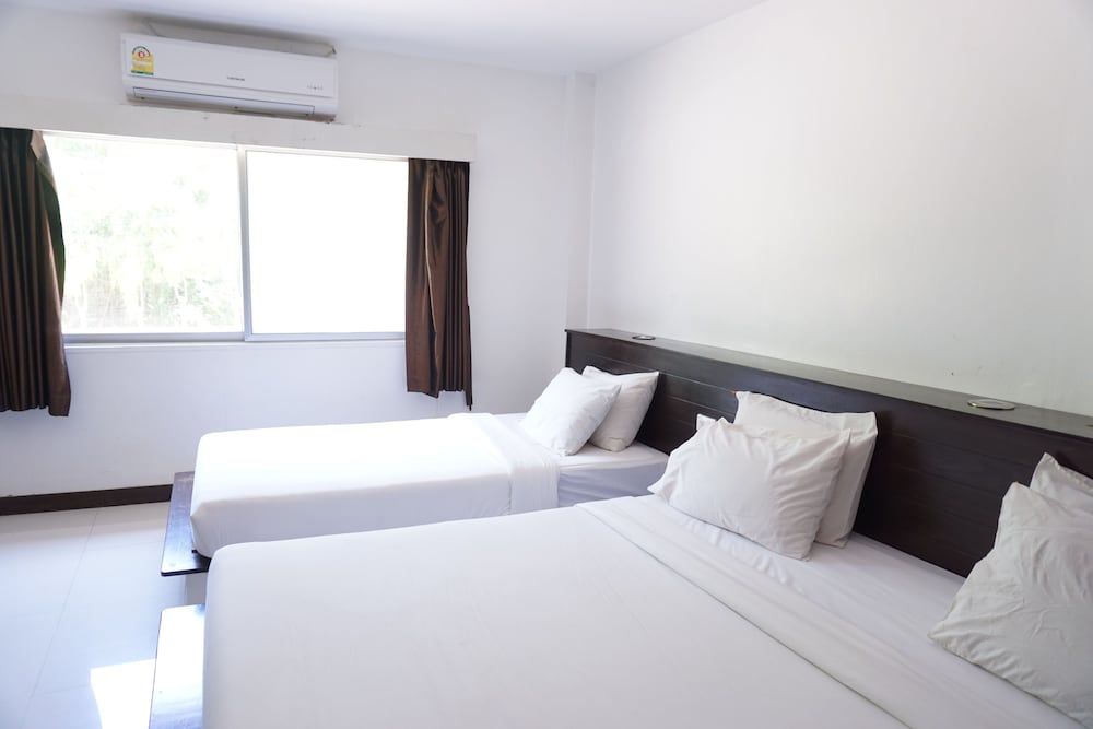 Sri Chumphon Hotel Family Room 2