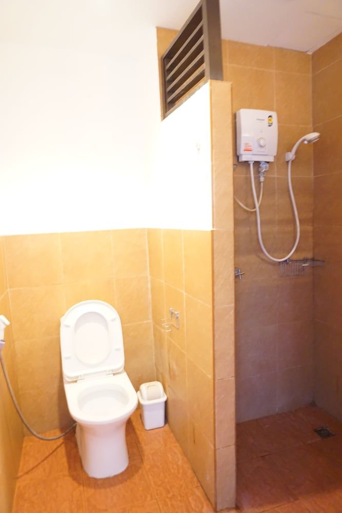 Sri Chumphon Hotel Family Room 6