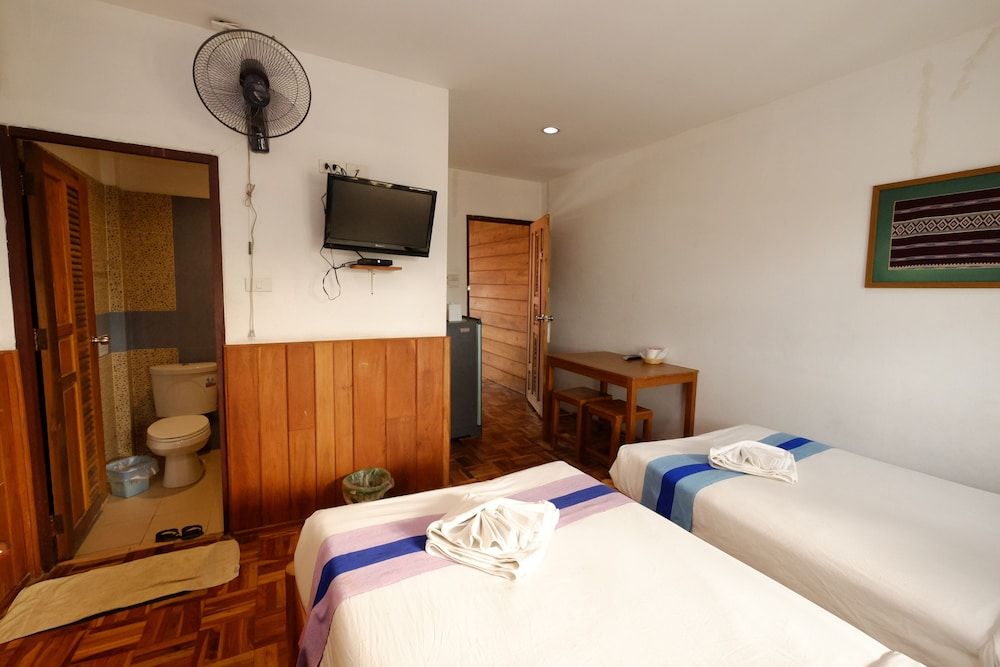 The Good View Guesthouse Deluxe Twin Room 3