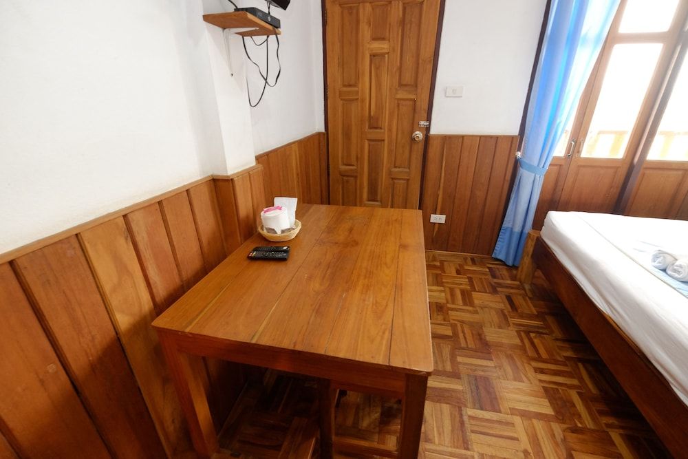 The Good View Guesthouse Deluxe Twin Room 4